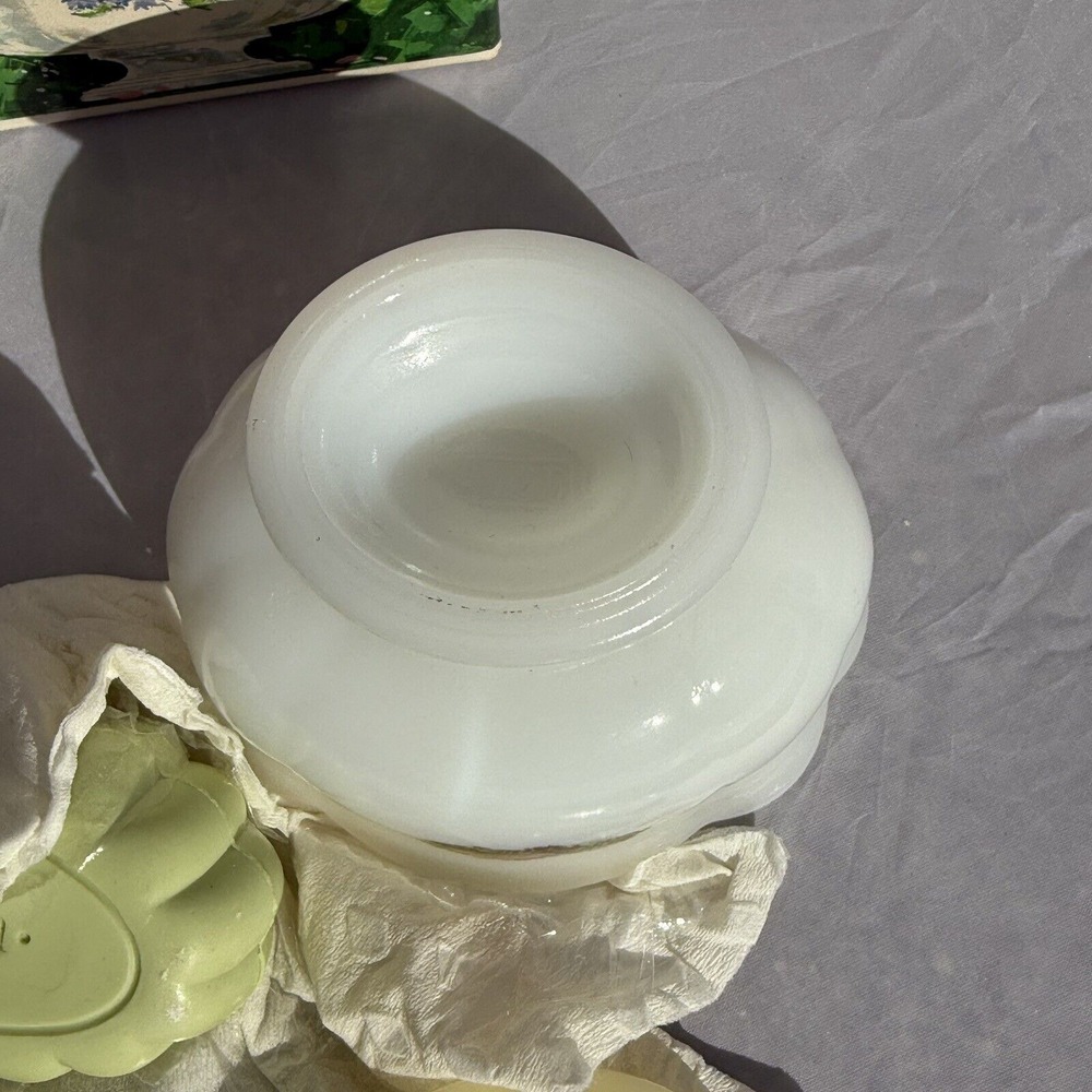 Vintage 70s Avon Hostess Blossoms Flower Arranger Soap Dish Milk Glass Decor - Picture 3 of 5